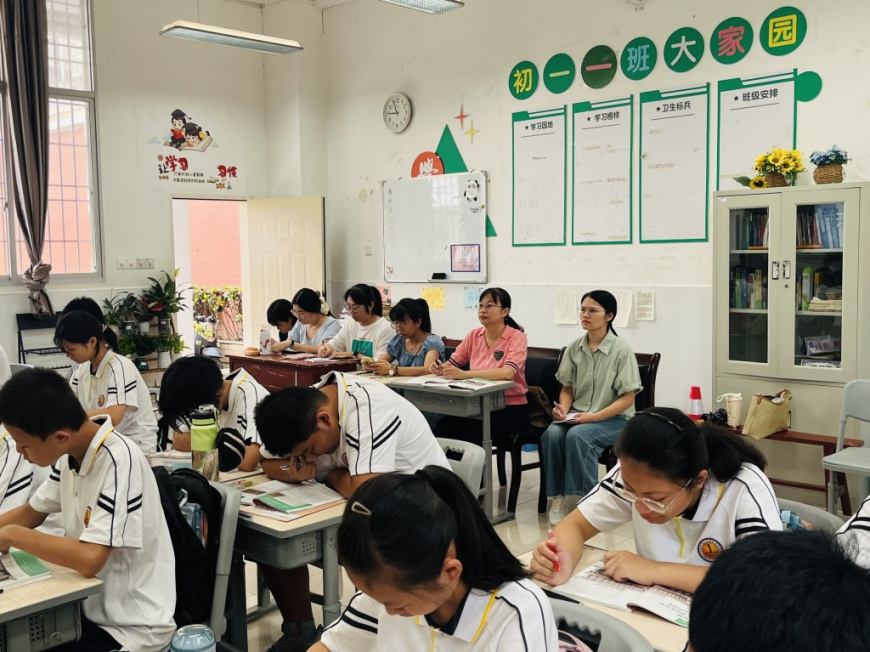 教研员黎英听课（谢文璇）.jpg