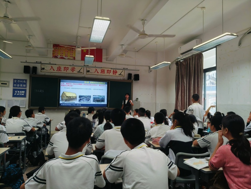 教研员黎英听课（陈凤娥）.jpg
