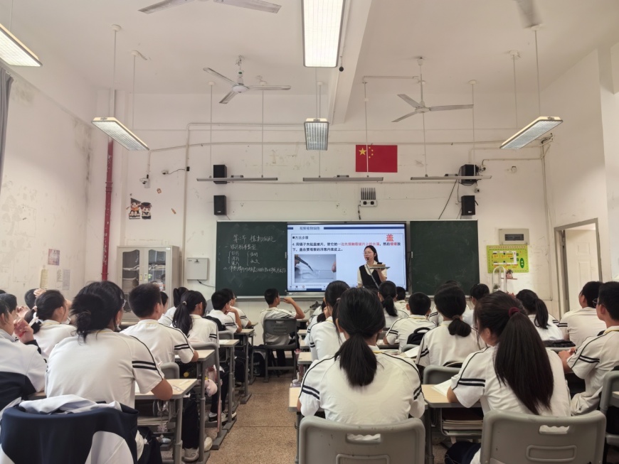 石冰婷老师授课.jpg